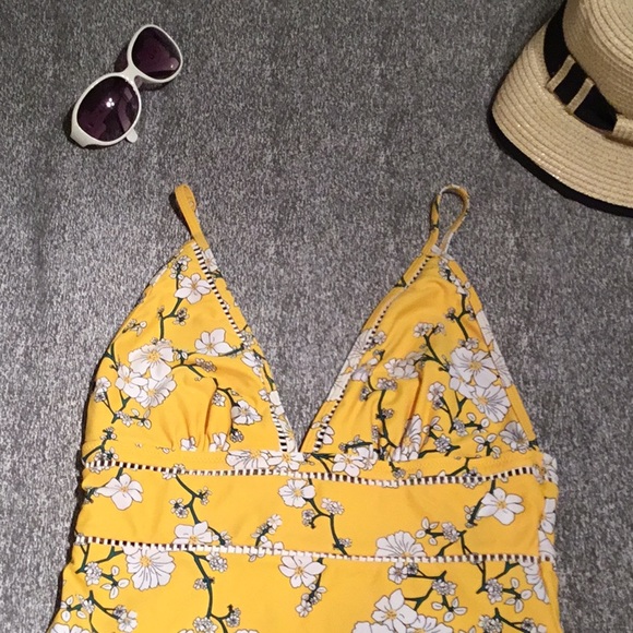 CUPSHE SWIMSUIT SIZE LARGE ONLY WORN ONCE. 🔥$35🛳 - Picture 5 of 6